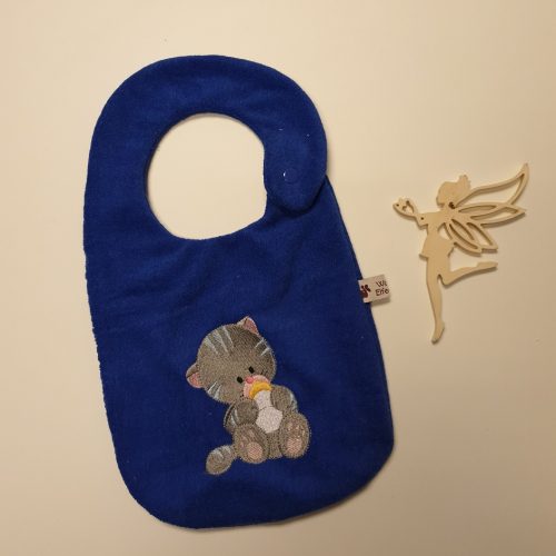 Lätzchen trinkende Katze