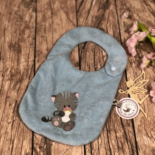 Lätzchen hellblau trinkende Katze